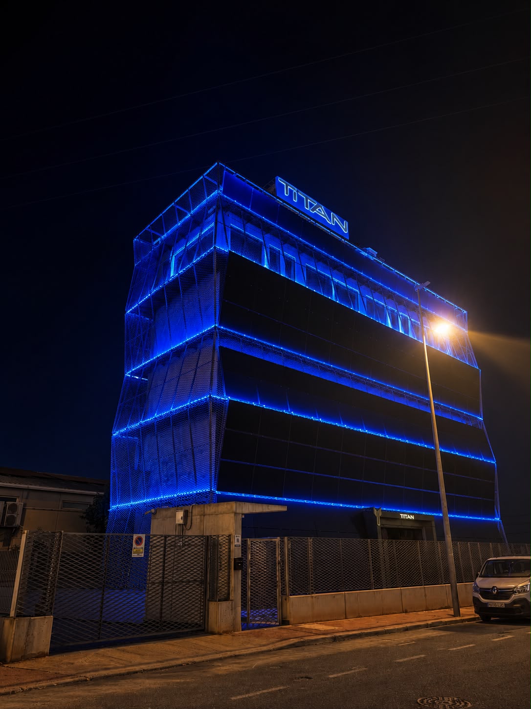 Edificio del centro de datos CPD Titán iluminado de noche